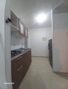 een keuken met een wastafel en een fornuis bij APARTAMENTO 3 HABITACIONES 6 PERSONAS SIN AIRE ACONDICIONADO - ventilador MAS DE 3 NOCHES in Valledupar