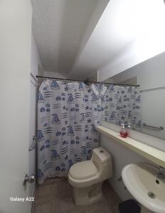 a bathroom with a toilet and a shower curtain at APARTAMENTO 3 HABITACIONES 6 PERSONAS SIN AIRE ACONDICIONADO - ventilador MAS DE 3 NOCHES in Valledupar