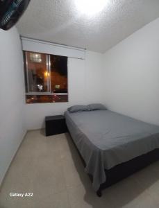 a bedroom with a bed and a window at APARTAMENTO 3 HABITACIONES 6 PERSONAS SIN AIRE ACONDICIONADO - ventilador MAS DE 3 NOCHES in Valledupar