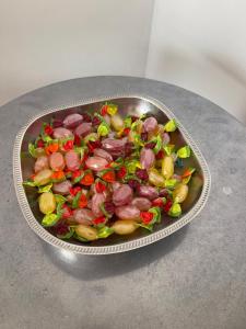 un tegame pieno di carne e verdure su una tavola di ALE HOME a Pescara