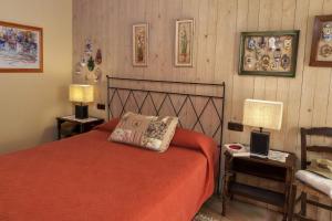 A bed or beds in a room at Casa Rural Can Coll