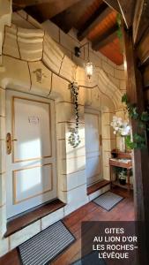 - une vue intérieure sur une chambre avec une porte et une table dans l'établissement Escapade Romantique, à Les Roches-lʼÉvêque