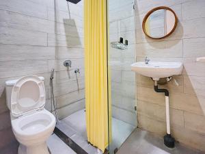 Ένα μπάνιο στο Urbanview Hotel Wollangi Syariah Panakkukang Makassar +28 φωτογραφίες