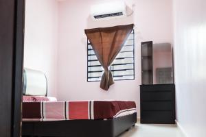 - une chambre avec 2 lits et un miroir dans l'établissement JOY SITIAWAN HOMESTAY, à Sitiawan