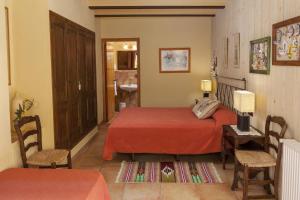 A bed or beds in a room at Casa Rural Can Coll