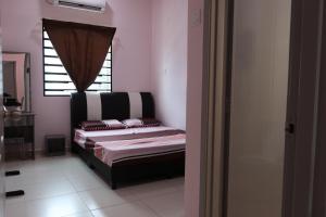 A bed or beds in a room at JOY SITIAWAN HOMESTAY