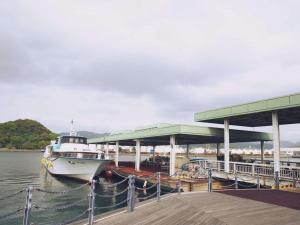 a boat is docked at a dock in the water at 時津ヤスダオーシャンホテル in Togitsu