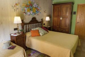 A bed or beds in a room at Casa Rural Can Coll