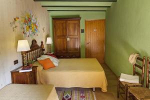 A bed or beds in a room at Casa Rural Can Coll