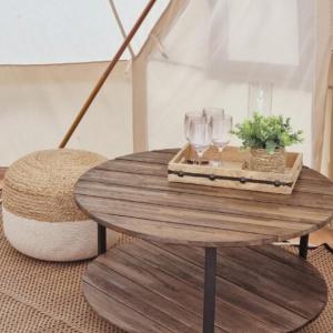 einem Holztisch mit Brille und einem Korb darauf in der Unterkunft Gökaskratts Camping in Hovmantorp