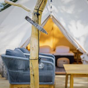 eine hölzerne Stange mit Licht in einem Zelt in der Unterkunft Gökaskratts Camping in Hovmantorp