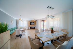 a dining room with a table and chairs at Pensiunea Regal in Baile Unu Mai