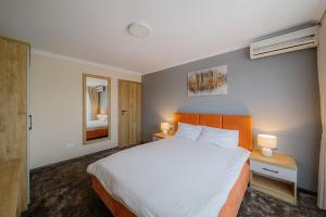 Giường trong phòng chung tại Pensiunea Regal