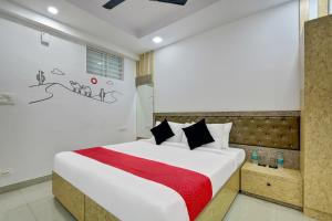Ένα ή περισσότερα κρεβάτια σε δωμάτιο στο Super Grand Collection O Near Sarjapur Road Near 7d Voyage