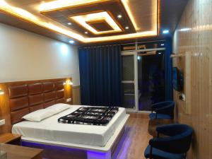 1 dormitorio con 1 cama y sillas en Aagaman Woods Homestay en Shimla