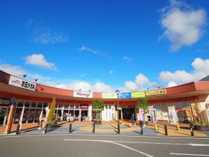 a shopping center with a store on a street at 時津ヤスダオーシャンホテル in Togitsu