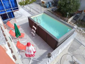 Výhled na bazén z ubytování Comforting Holiday Home in Okrug Gornji near Seabeach nebo okolí