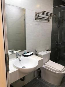 La salle de bains est pourvue d'un lavabo, de toilettes et d'une douche. dans l'établissement Homestay Hạ Long VIP, à Hạ Long