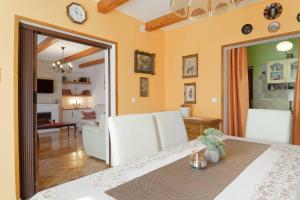 Posezení v ubytování Holiday Home Vlady by Rent Istria