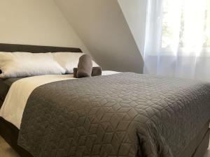 - une chambre avec un lit et une fenêtre dans l'établissement Modernes City Apartment Bayreuth, à Bayreuth