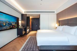 Postel nebo postele na pokoji v ubytování Nanjing Fanyue Plaza Intercity Hotel