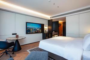 Postel nebo postele na pokoji v ubytování Nanjing Fanyue Plaza Intercity Hotel