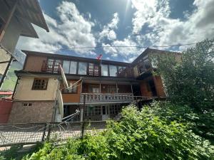 Edifici on està situat l'hostal o pensió