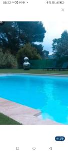 una piscina azul con un coche en el fondo en Villa de charme avec piscine, en Toulon