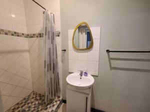 Ванна кімната в Cozy & Private Bachelor Flat