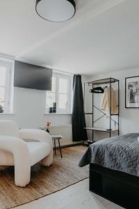 een slaapkamer met een bed, een bank en een tafel bij sleepArt Black&White in Celle