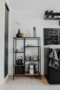 een keuken met een plank met potten en pannen bij sleepArt Black&White in Celle
