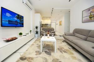 uma sala de estar com um sofá e uma mesa em Tesi Apartment em Vlorë