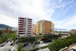 uma vista de dois edifícios altos numa cidade em Tesi Apartment em Vlorë