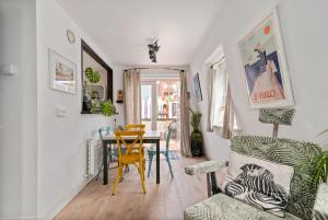 een woonkamer met een tafel en een stoel bij GuestReady - Artsy Penthouse in Heart of the City in Londen