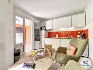 Η κουζίνα ή μικρή κουζίνα στο Les Balcons du Sud - Studios de 35 m2 - Les Avirons