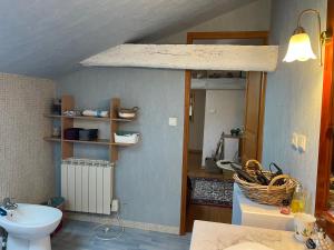 ein Badezimmer mit Waschbecken und Toilette in einem Zimmer in der Unterkunft Chambres à la campagne in Sauveterre + 9 Fotos