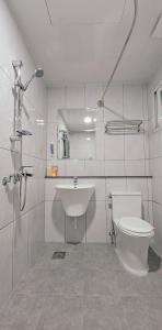 首爾的住宿－夢賓館，白色的浴室设有卫生间和水槽。