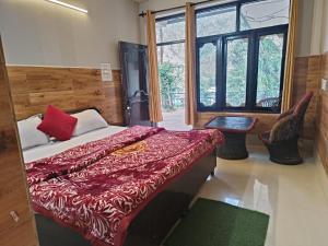 - une chambre avec un lit et une grande fenêtre dans l'établissement Rising Spring, à Dharamshala