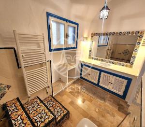 bagno con lavandino e specchio di medina hammamet a Hammamet