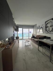 une cuisine et un salon avec vue sur l'océan dans l'établissement Torre Lugano by Renthas, à Benidorm