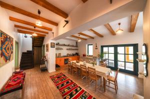 a kitchen and dining room with a table and chairs at CASA LILA in Colţi