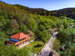 an overhead view of a house in the middle of a forest at CASA LILA in Colţi
