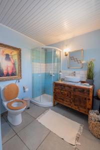 La salle de bains est pourvue de toilettes, d'une douche et d'un lavabo. dans l'établissement Lemon Tree House, à Vrahati