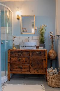 La salle de bains est pourvue d'un lavabo et d'un miroir. dans l'établissement Lemon Tree House, à Vrahati