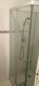 eine Dusche mit Glastür im Bad in der Unterkunft Le petit coin 2 in Carhaix-Plouguer