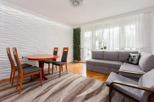 uma sala de estar com uma mesa e um sofá em Seaside Apartment with the View em Gdynia