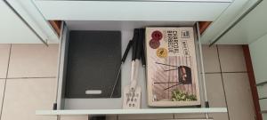 un armario de cocina con un cuchillo y un libro en Le Coin Cozy, en Carhaix-Plouguer