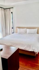 Кровать или кровати в номере Laguna Villa by Cozy Property