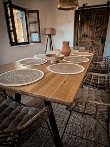 długi drewniany stół z 9 krzesłami wokół niego w obiekcie Country home Lagom w mieście Zagorska Sela