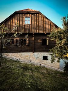 un gran edificio de madera con una ventana. en Country home Lagom en Zagorska Sela